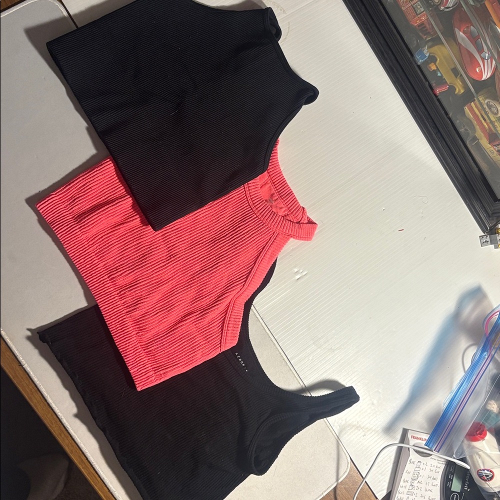 Collection of Wmn’s Ribbed Crop Tank Top like new Size Small.
Aeropostale Aerie